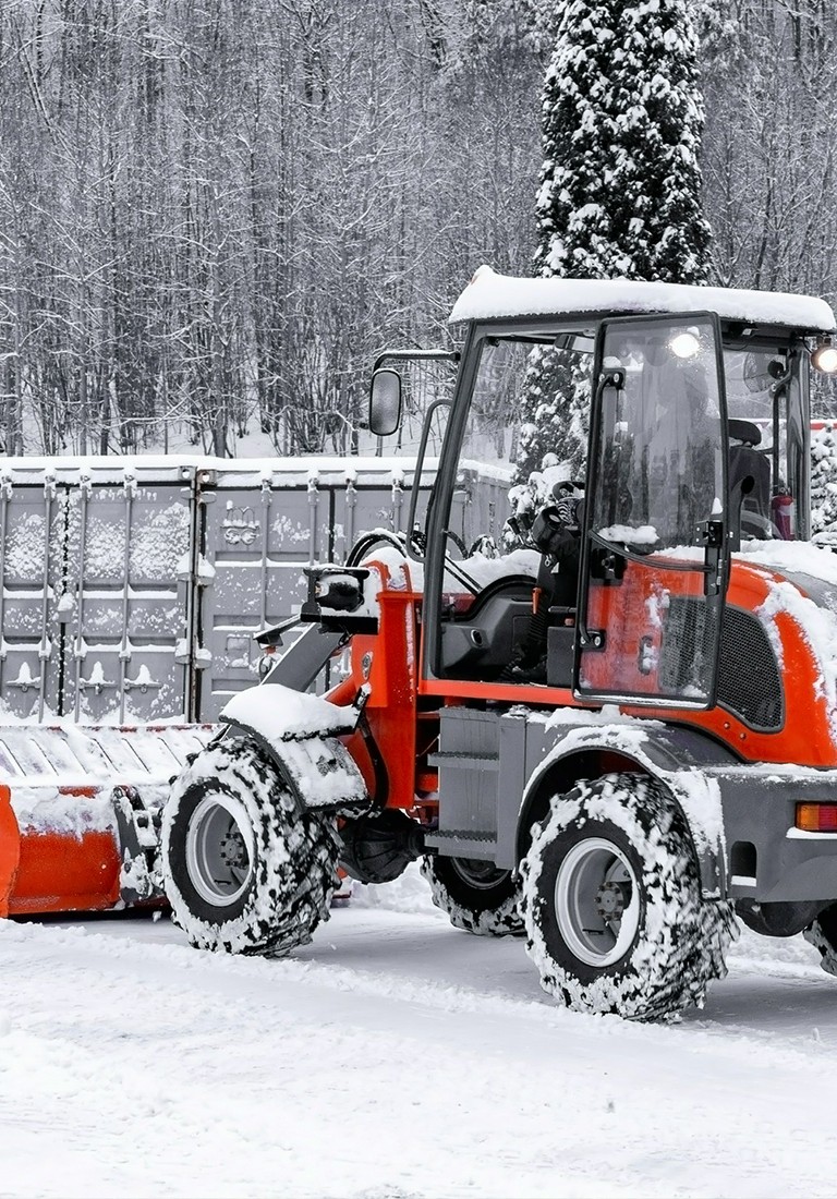 traktor odśnieża plac